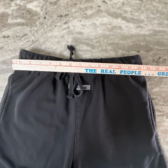 Essentials Fear Of God black sweatshorts size Medium (B1) - Picture 5 of 10